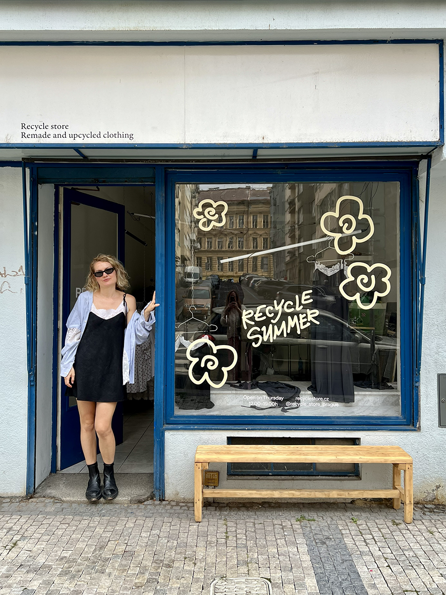 Martina před svým obchůdkem Recycle Store